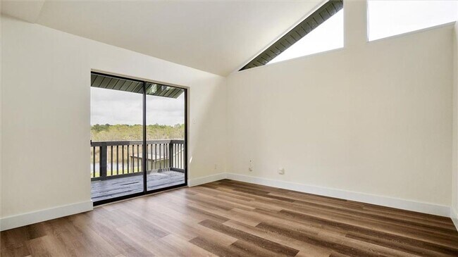 Building Photo - Renovated Waterfront Home