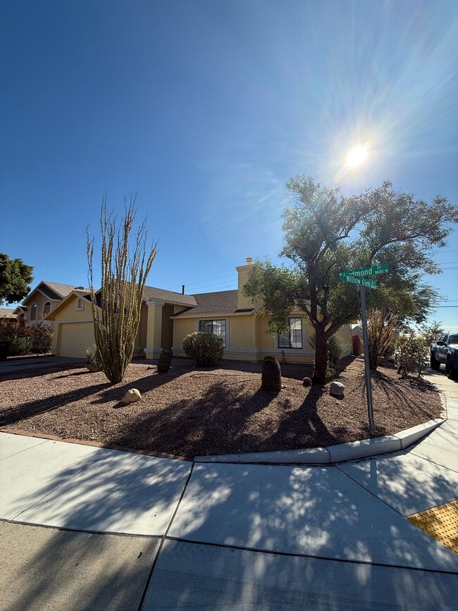 Building Photo - 3 Bed 2 Bath home in the highly desirable Northwest Tucson area. New paint, Carpet an Appliances!