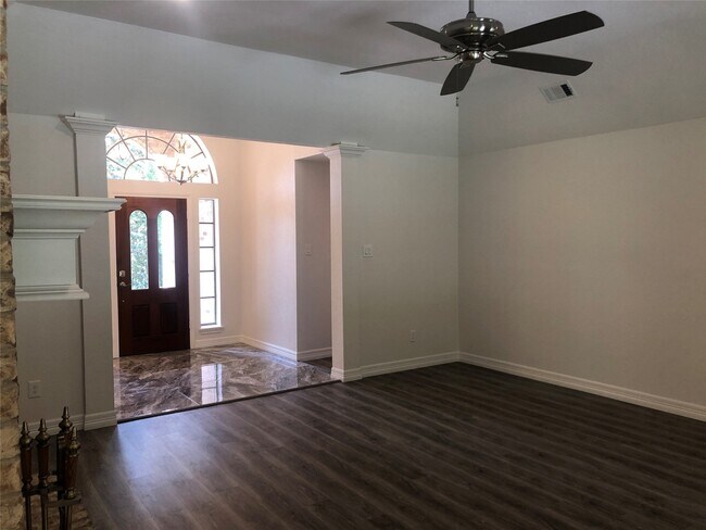 Building Photo - 135 Lakeside Dr