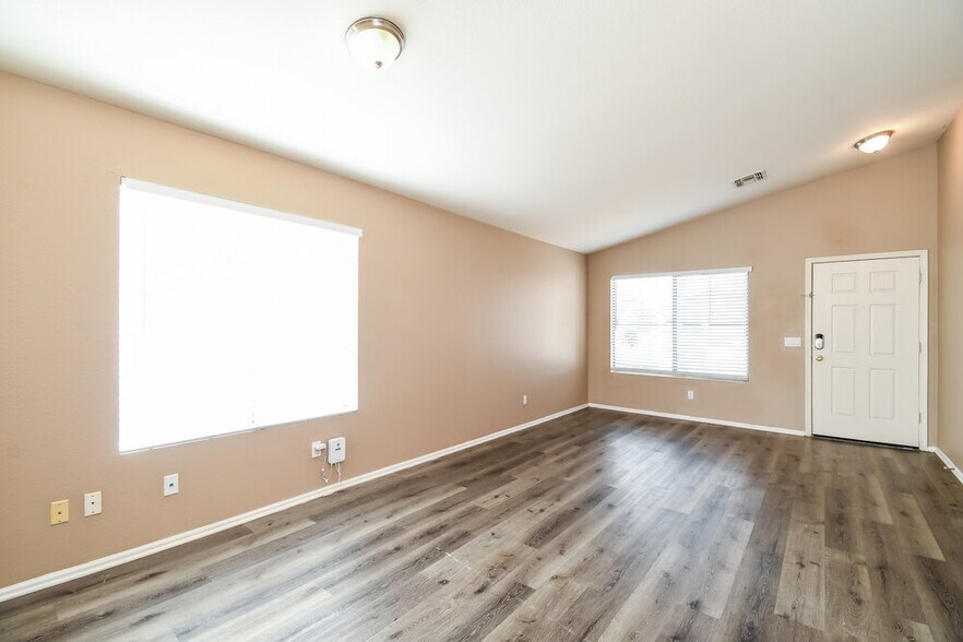 Building Photo - 975 E Vernoa St