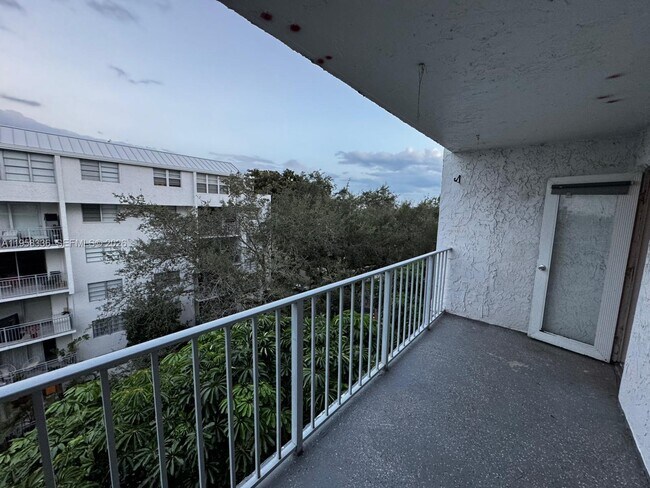 Building Photo - 650 NE 64th St