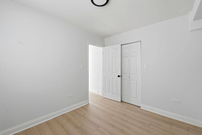 Building Photo - 2618 W Augusta Blvd