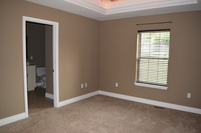 Building Photo - Gorgeous Split Foyer Home!