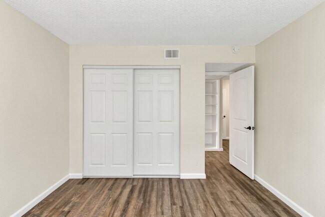 Building Photo - Great 2 Bedroom Condo in Gated Community