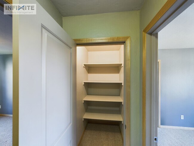 Building Photo - 3 Bedroom Living at It's Finest!
