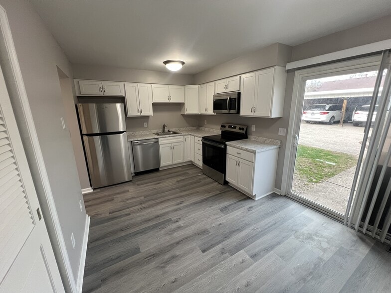 Building Photo - 1882 NW Washington Blvd