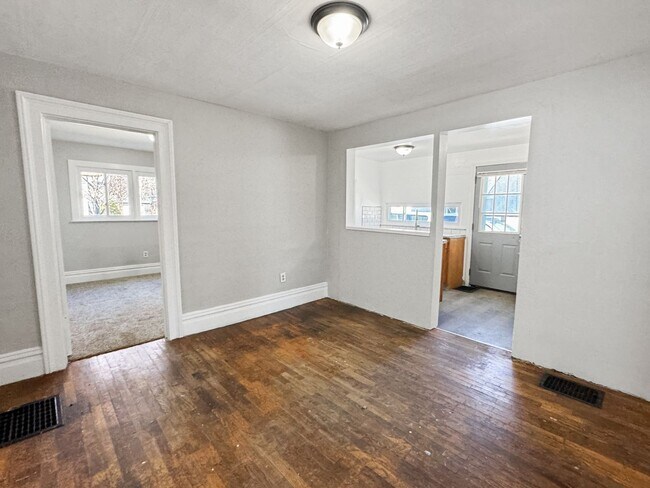 Building Photo - Own Your Own 3 Bedroom Home