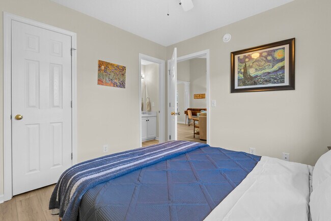 Building Photo - Furnished Rental Modern and clean