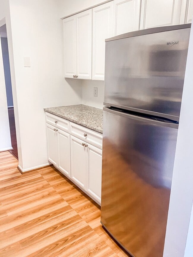 Building Photo - Stunning 3 Bed 2 Bath Condo In Much Sought After Sequoyah Community