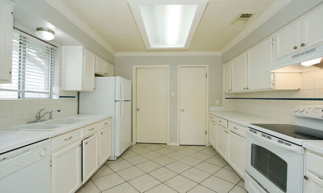 Building Photo - 4 Bedroom 2 Bathroom Cypress Home with Fireplace and Fenced Backyard