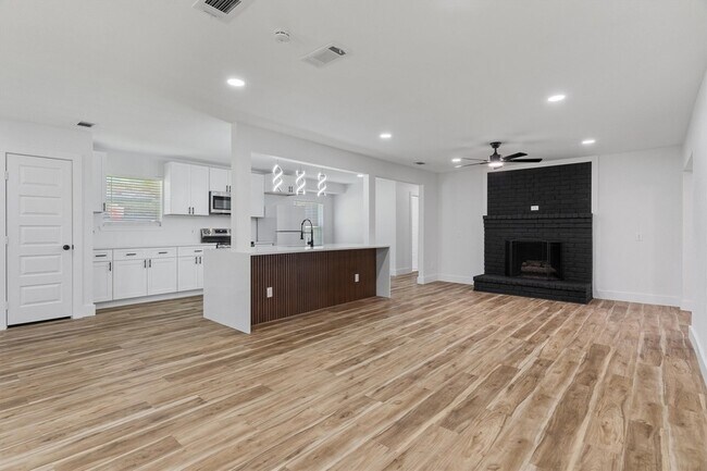 Building Photo - 219 Lakeview Dr