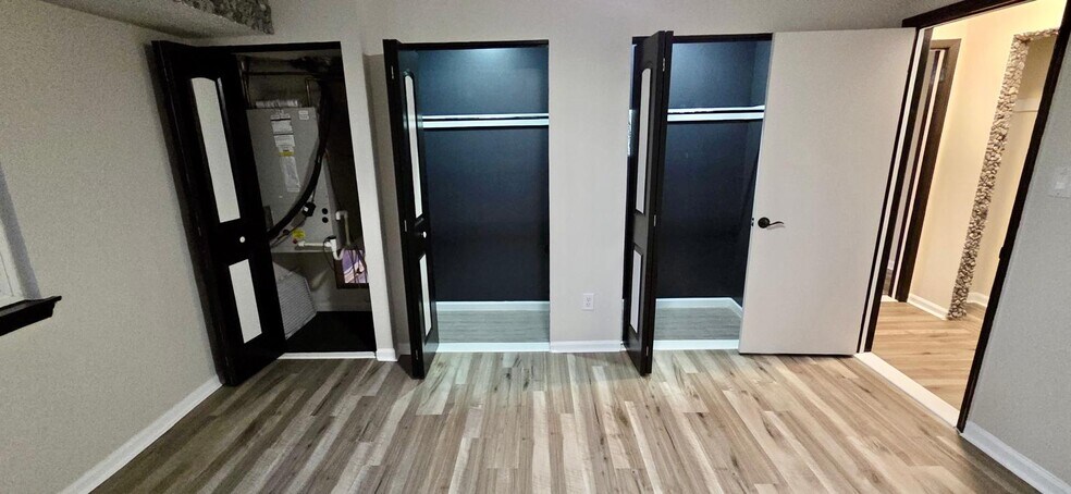 Unit and 2 Wardrobe Closets - 9 Par Haven Dr