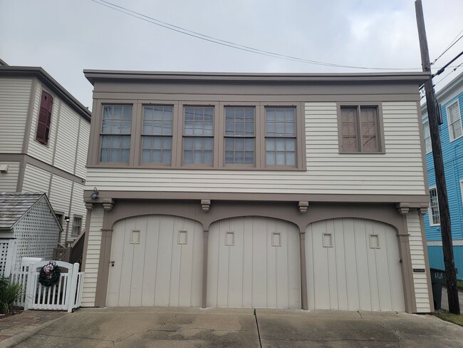 Primary Photo - Large 2/1 Garage Apartment