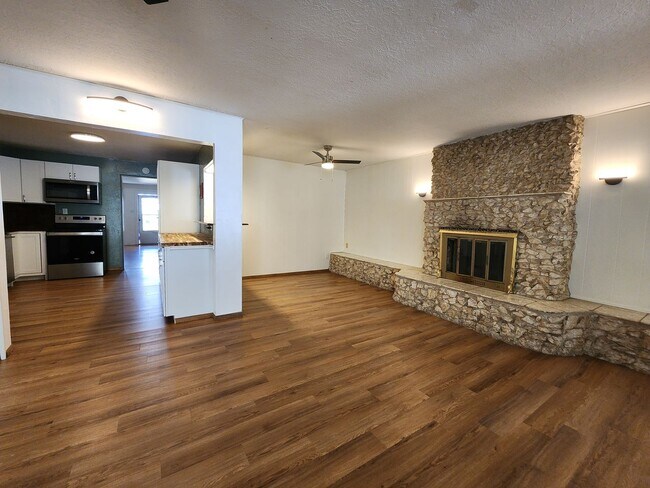 Building Photo - 3 Bedroom 2 Bathroom