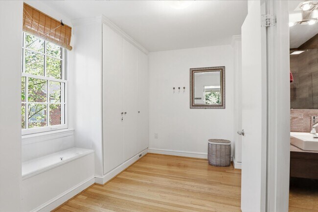Building Photo - 3221 Coquelin Terrace