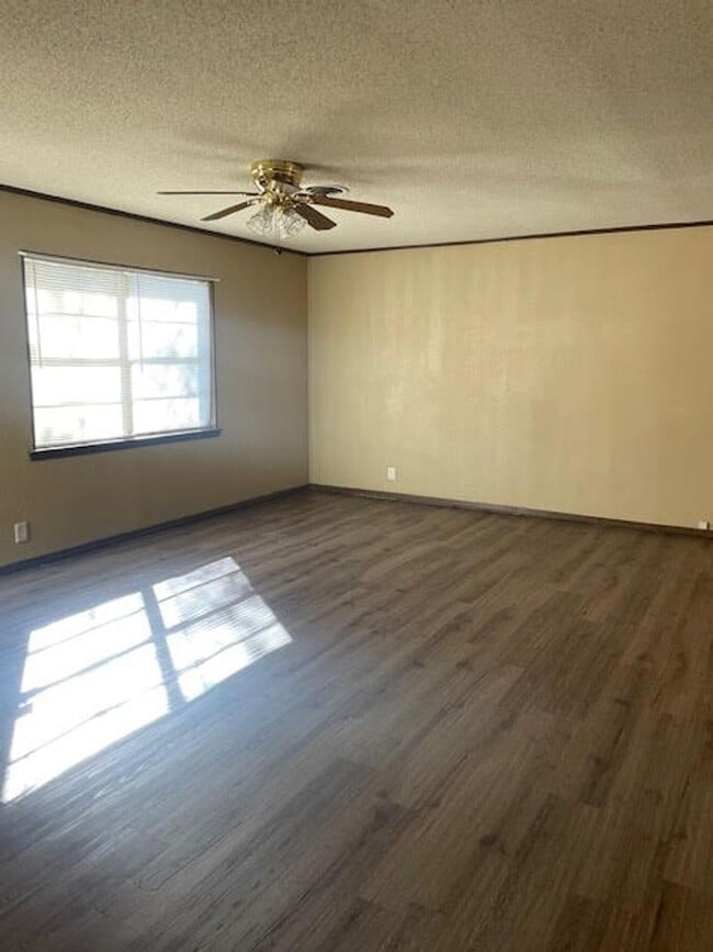 Building Photo - 2485 Cypress Dr