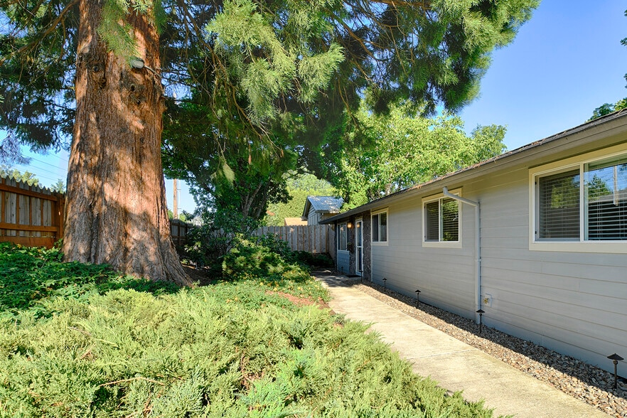 Building Photo - 6 SE 136th Ave