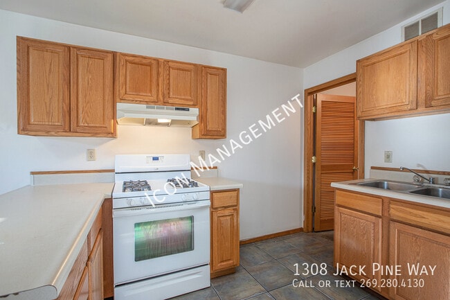 Building Photo - 1308 Jack Pine Way