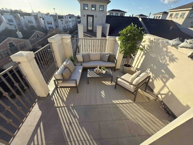 Building Photo - 5640 Larkin St