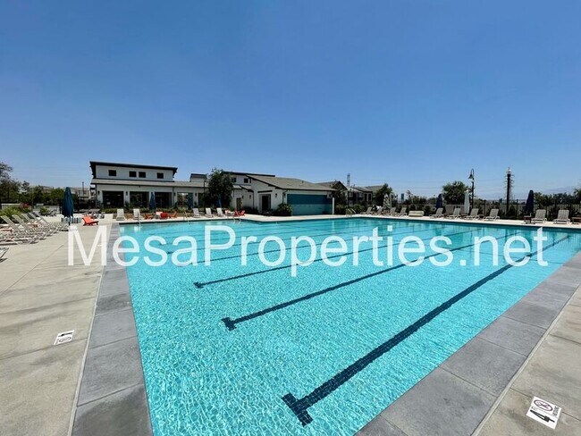 Building Photo - 3134 E La Avenida Dr