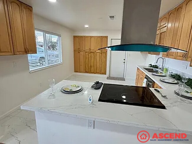 Building Photo - Fantastic 3BD/2BA Home in Bakersfield's 93309 — Garage, Gardener Included!