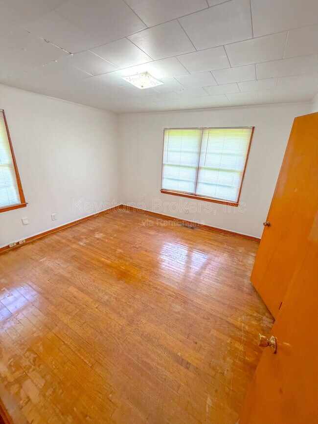 Building Photo - 2525 Tredway Dr