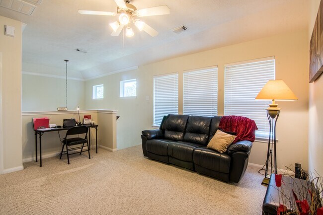 Building Photo - 15 Aquiline Oaks Pl