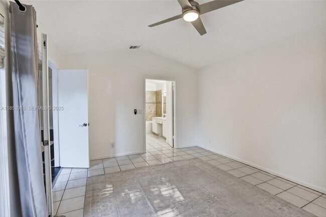 Building Photo - 581 Lakeside Cir