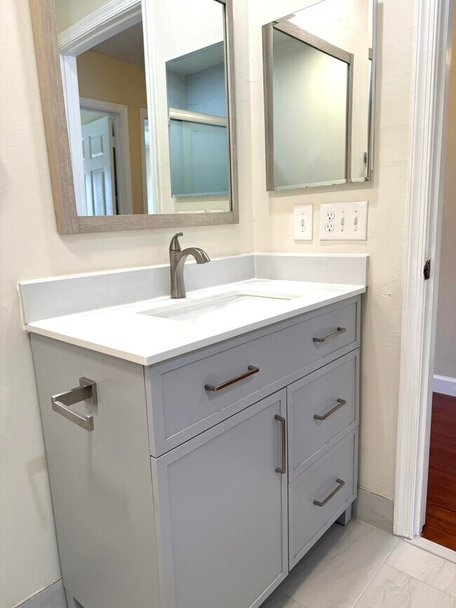 Building Photo - 18292 Clear Brook Cir