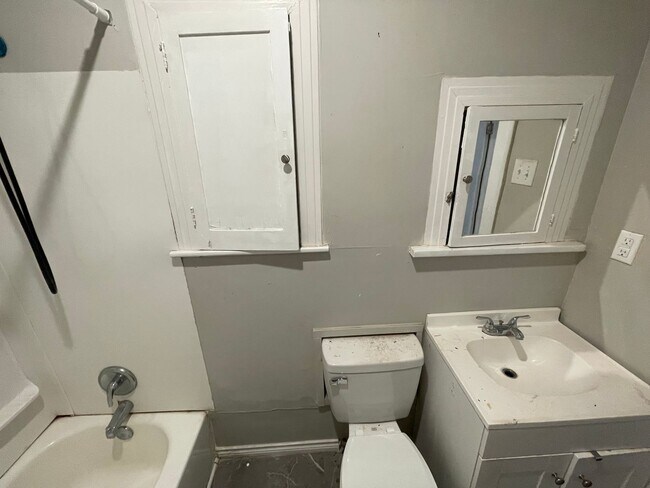 Building Photo - 5 bedroom, 2 bath