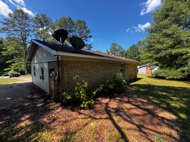 Building Photo - 2 bedroom with 1 Bath and Enclosed Carport Home in Cleveland County, NC