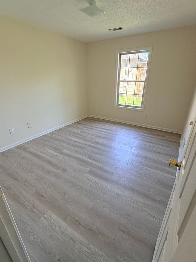 Building Photo - 3 bedroom 2 bath house