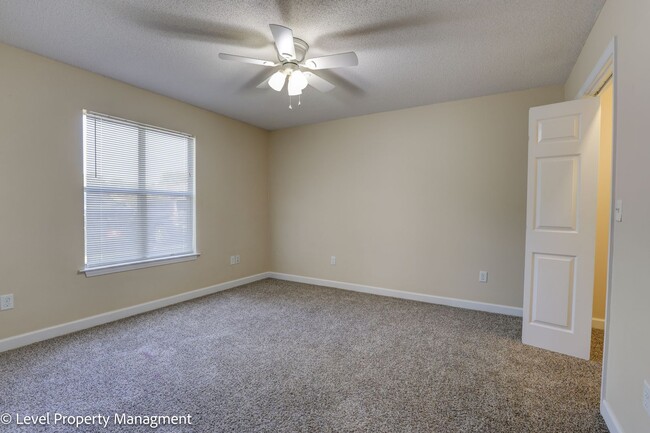 Building Photo - Move in special! 2/2 Duplex Showings will ...