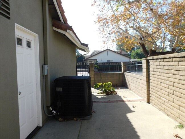 Building Photo - Charming 4 Bed, 2 Bath, Single-Story home in Fullerton.
