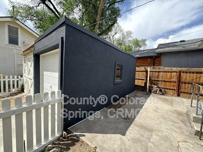 Building Photo - 612 E Del Norte St