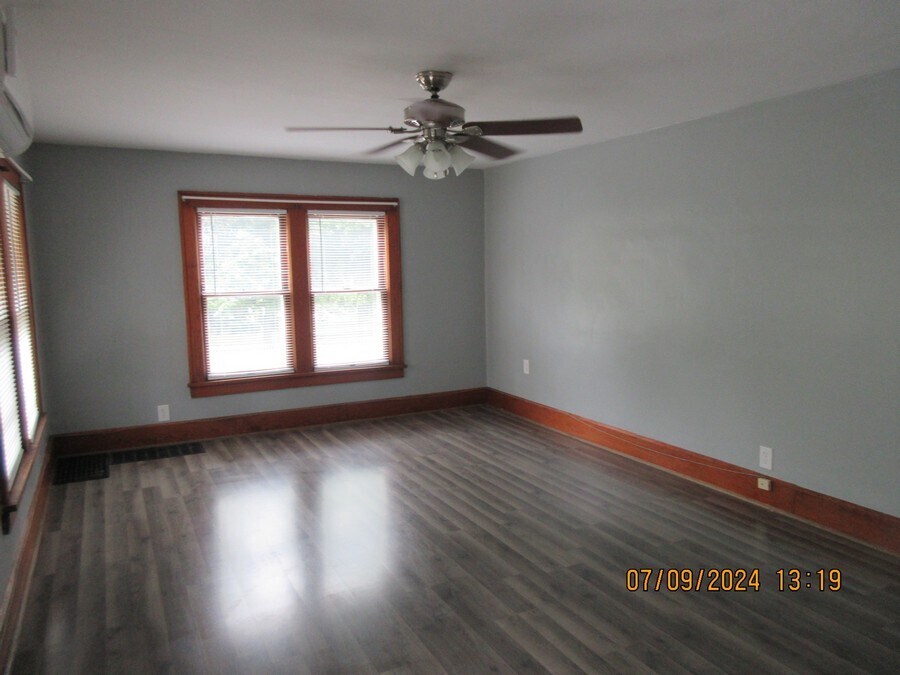 Building Photo - 919 W 8th St