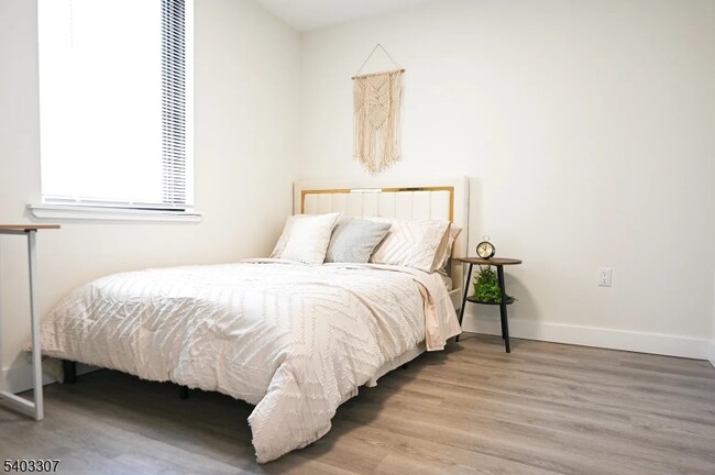 Building Photo - 49 S Day St