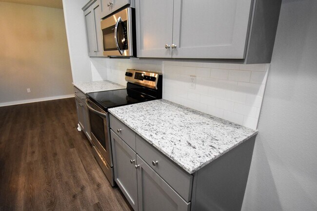 Building Photo - 4BR/2BA Farmington Home!