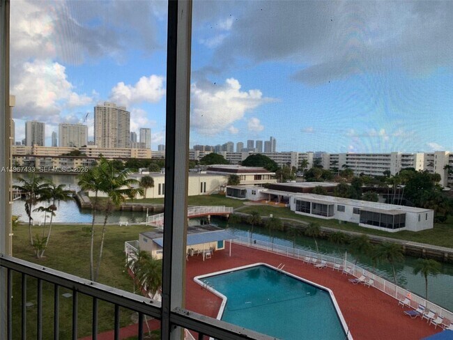 Building Photo - 2859 Leonard Dr