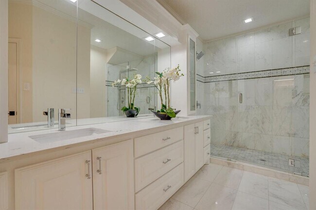 Building Photo - 2613 Brookside Dr