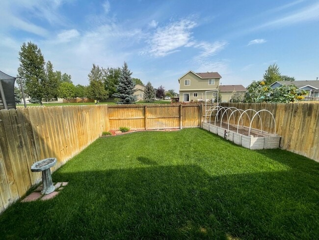 Building Photo - Wonderful Townhome