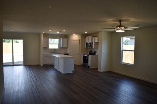 Building Photo - 641 Marshall Ln