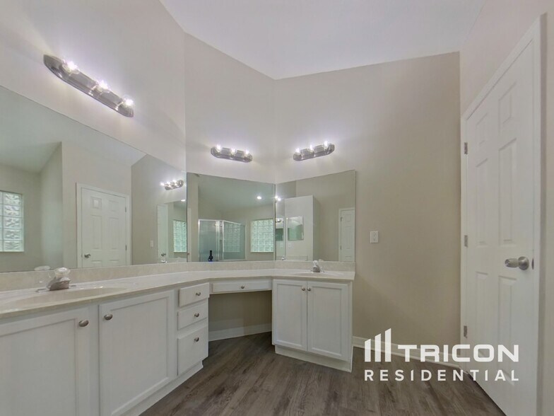 Building Photo - 906 Woodcraft Dr