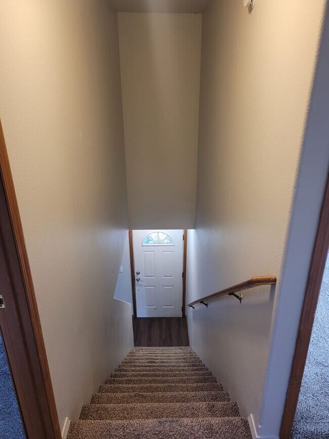 Building Photo - Beautiful 3 bedroom 2.5 bath home with lar...