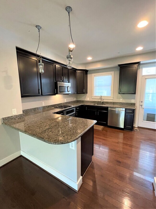 Building Photo - Lovely 3 BR/3.5 BA Townhome in Brookline!