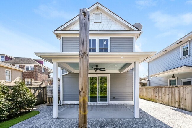 Building Photo - 4BR/3BA Modern Downtown Home with Fenced-In Yard