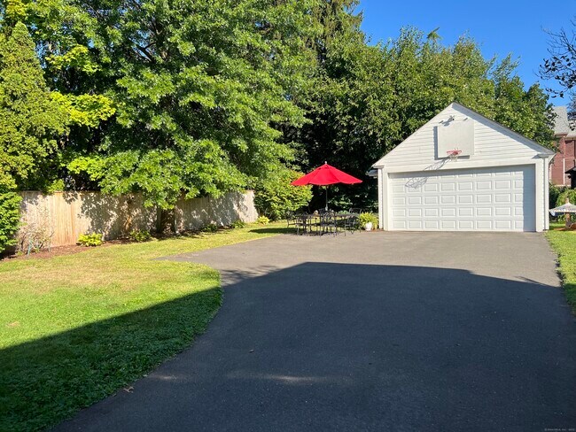 Building Photo - 104 Meadowbrook Rd
