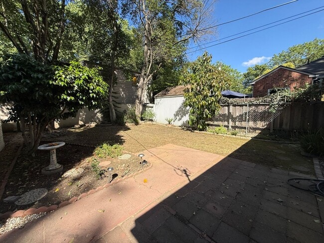 Building Photo - Cozy 2 bed 1 bath available now!