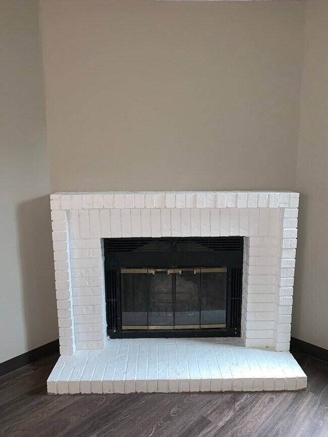 Building Photo - 2050 Holiday Rd