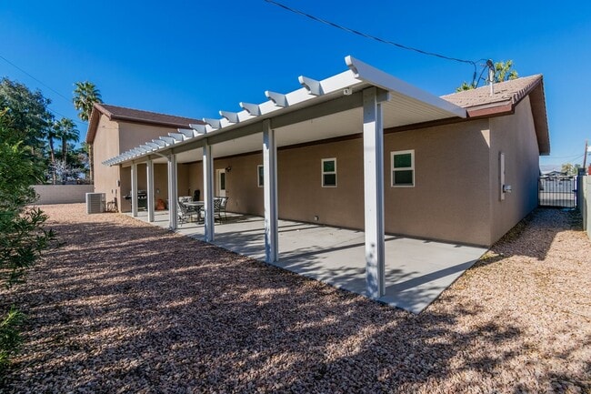 Building Photo - RV GARAGE | Single Story | Furnished Or Unfurnished